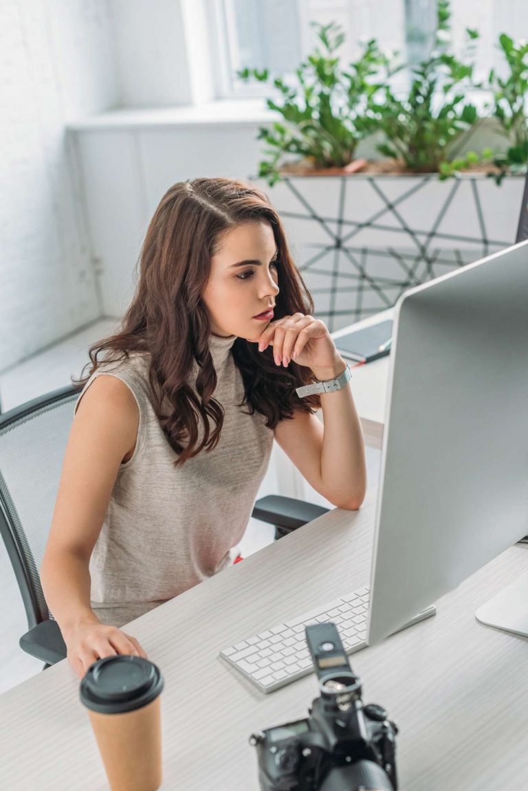 Texterin sitzt im Office vor dem Bildschirm